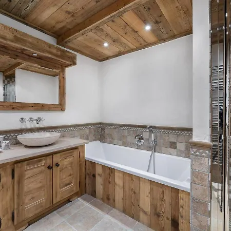 Шале Superbe Avec 5 Chambres, Jacuzzi Et Services De Luxe, A 300m Des Pistes A Village - Fr-1-562-21 Куршевель